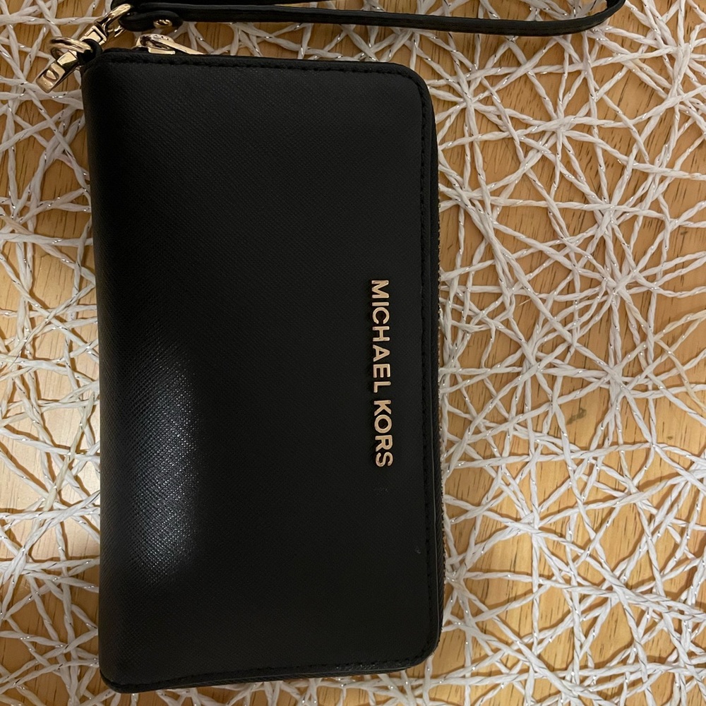 Michael Kors wallet. Great condition.